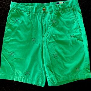 Vineyard Vines Men’s Breaker Shorts with golf club monograms